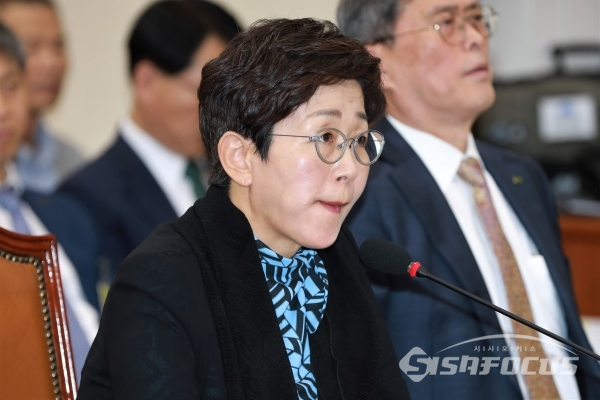 김혜정 한국원자력안전재단 이사장이 의원들의 질의에 곤혹스러운 표정을 짓고 있다. [사진 /오훈 기자]