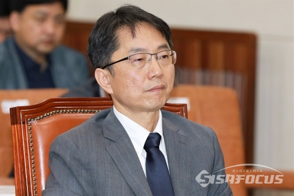 박준식 최저임금위원회 위원장이 의원들의 질의를 듣고 있다. [사진 /오훈 기자]