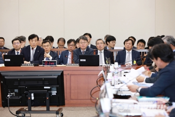 이주열 한국은행 총재가 의원들의 질의를 듣고 있다. [사진 /오훈 기자]
