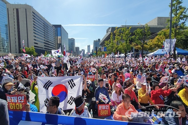 보수단체들이 광화문 일대에서 조국 규탄 집회를 하고 있다. 사진 / 박상민 기자