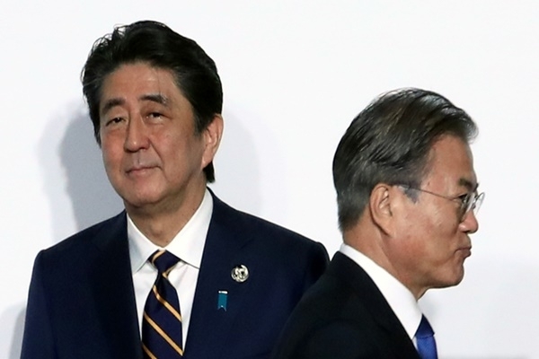 지난 6월 오사카에서 열린 G20 정상회의 당시 일본 아베 신조 총리와 문재인 대통령 모습 /ⓒ뉴시스