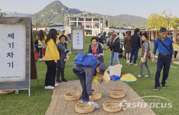 조선시대 저잣거리를 테마로 마련된 전통놀이 마당에서 제기차기 등을 즐기는모습.    사진/강종민 기자