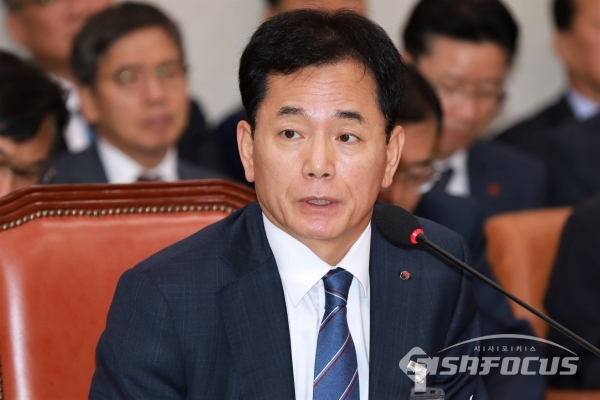 양수영 한국석유공사 사장이 의원들의 질의에 답변하고 있다. [사진 /오훈 기자]