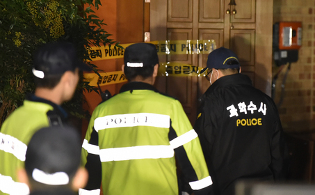 가수 겸 배우인 설리(25)가 숨진 채 발견된 14일 오후, 경찰이 설리의 경기도 성남시 자택으로 들어가고 있다 / ⓒ뉴시스