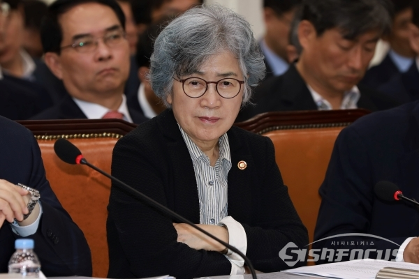 박은정 위원장이 의원들의 질의를 경청하고 있다. [사진 /오훈 기자]