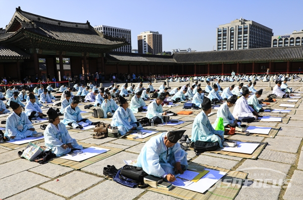 창덕궁에서 열린 '제26회 조선시대 과거제 재현행사'에서 참가자들이 과거시험을 치루는 모습.  사진/강종민 기자