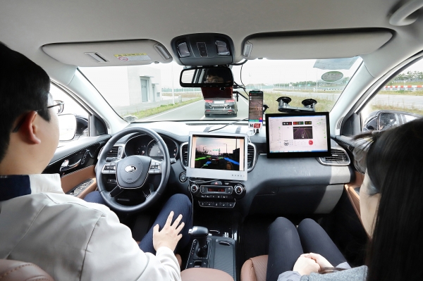 현대모비스 서산주행시험장에서 모비스의 자율주행차 ‘엠빌리’로 KT 5G V2X 기반 자율주행 기술을 시연하고 있다. ⓒKT