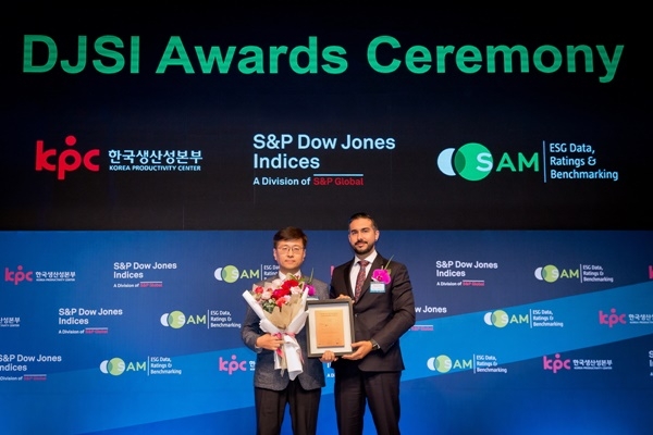 웅진코웨이가 지난 22일 서울 신라호텔에서 개최된 2019 다우존스 지속가능경영지수 국제 컨퍼런스에서 'DJSI 월드 지수(Dow Jones Sustainability Index World)’에 4년 연속 편입됐다고 23일 밝혔다. (사진 / 웅진코웨이)