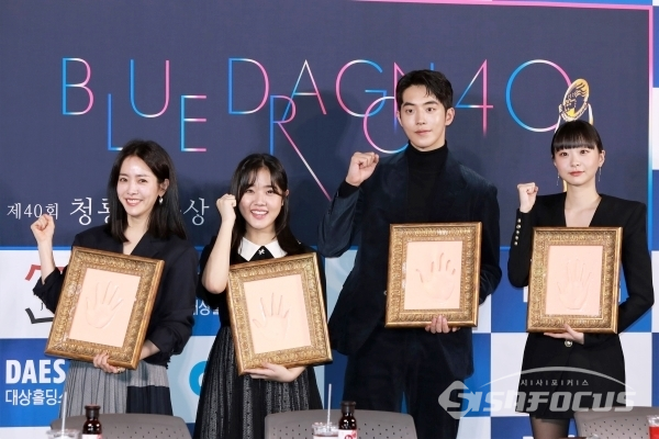 배우 한지민(왼쪽부터), 김향기, 남주혁, 김다미가 포토타임을 갖고 있다. [사진 /오훈 기자]