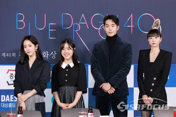 배우 한지민(왼쪽부터), 김향기, 남주혁, 김다미가 포토타임을 갖고 있다. [사진 /오훈 기자]