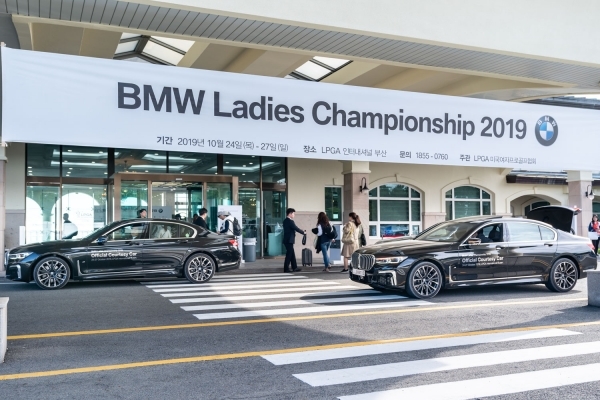 BMW코리아는 24일~27일까지 나흘간 ‘LPGA 인터내셔널 부산’에서 열린 ‘BMW 레이디스 챔피언십 2019 (BMW Ladies Championship 2019)’에 참가 선수와 갤러리를 위한 뉴 7시리즈 130대를 투입해 프리미엄 의전 서비스를 제공했다고 31일 밝혔다. (사진 / BMW코리아)