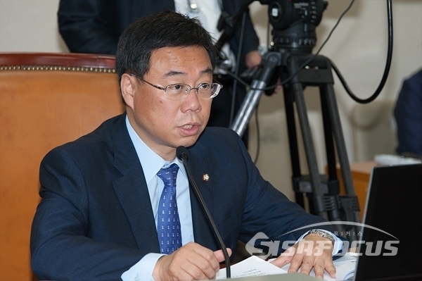 신상진 자유한국당 의원이 발언하고 있다. ⓒ포토포커스DB