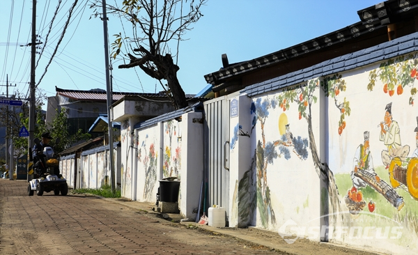 아름다운 벽화 덕분에 마을이 생기가 넘친다며 벽화를 감상하는 동네 어르신.   사진/강종민 기자