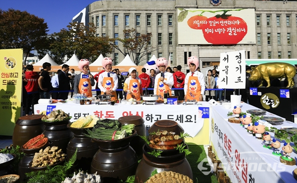 서울광장에서 우리돼지 한돈 살리기 캠페인 행사를 하는 광경.  사진/강종민 기자