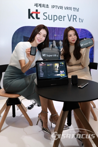 모델들이 '슈퍼 VR tv'와 초소형 무선 셋톱박스 '올레 tv UHD IV'를 소개하고 있다. [사진 / 오훈 기자]
