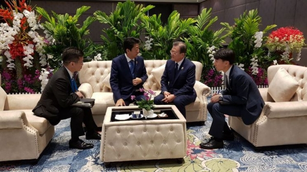 문재인 대통령과 아베 신조 일본 총리가 4일 오전(현지시간) 방콕 임팩트포럼에서 열린 아세안+3 정상회의에 참석하기 전 사전환담을 갖고 있다. ⓒ청와대