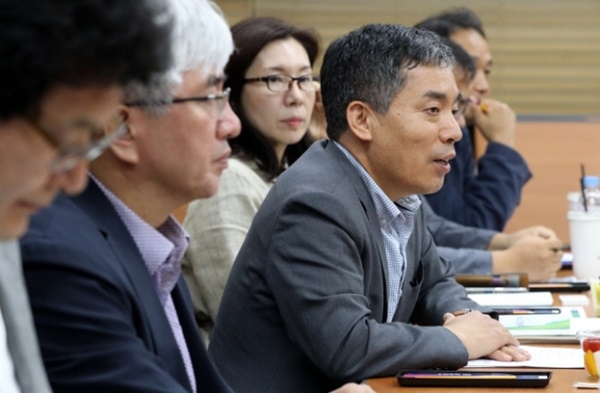 김동열 중소기업연구원장이 성희롱 의혹을 받는 가운데, 5일 해임됐다. (사진 / 뉴시스)