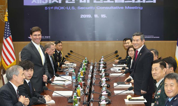 정경두 국방부 장관과 마크 에스퍼 미 국방부 장관이 15일 오전 서울 용산구 국방부 청사에서 열린 제51차 안보협의회(SCM) 확대 회담에 참석해 있다. / ⓒ뉴시스