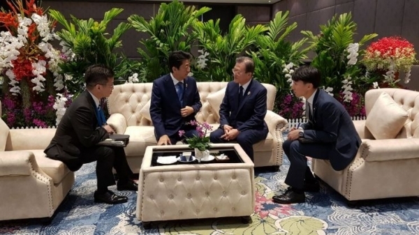 문재인 대통령과 아베 신조 일본 총리가 4일 오전(현지시간) 방콕 임팩트포럼에서 열린 아세안+3 정상회의에 참석하기 전 사전환담을 갖고 있다. ⓒ청와대DB