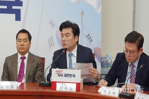 [시사포커스 / 박상민 기자] 자유한국당 북핵특위 위원장인 원유철 의원이 발언하고 있다.