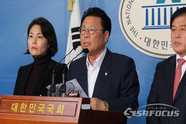 자유한국당 총선기획단장인 박맹우 사무총장이 21일 오후 정론관에서 기자회견을 하고 있다. 사진 / 박상민 기자