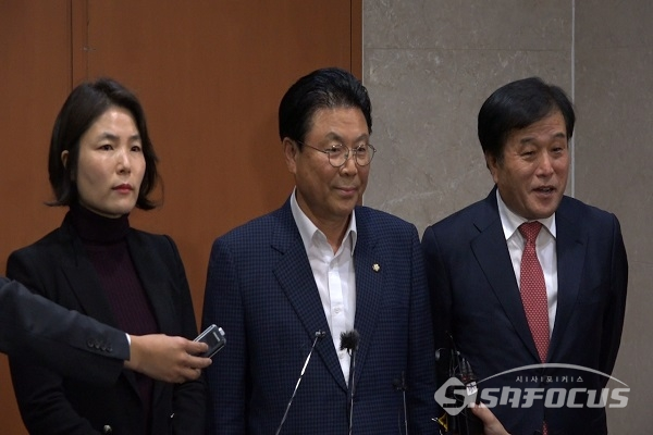 박맹우 총선기획단장이 2020 총선 공천 현역의원 절반 교체 방침을 발표한 뒤 기자들의 질문에 답변하고 있다. 사진 / 박상민 기자