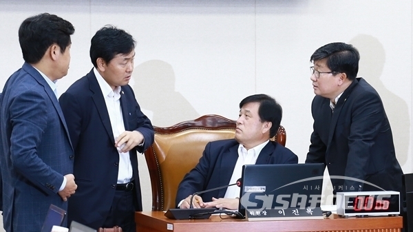 한국당 총선기획단 총괄팀장을 역임하고 있는 이진복 의원이 동료 의원들과 대화하고 있다. ⓒ포토포커스DB