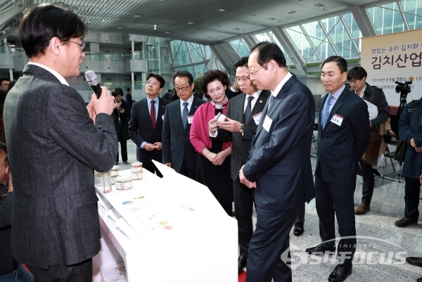 25일 국회에서 열린 '김치산업 상생협약식'에서 관계자들이 전시부스를 방문하고 있다. [사진 /오훈 기자]