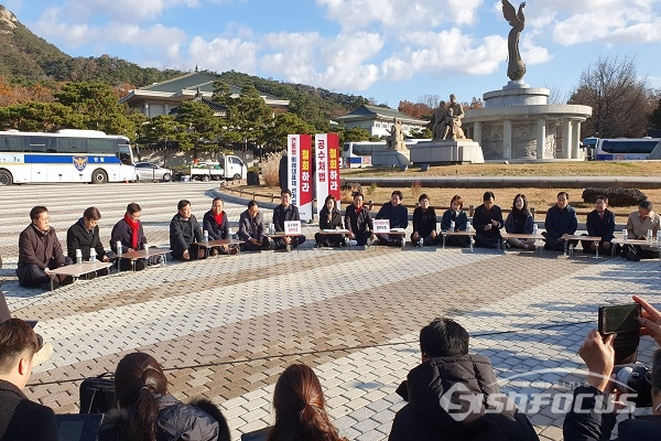 자유한국당 26일 오전 청와대 분수대 앞에서 열린 원내대책회의. 사진 / 박상민 기자