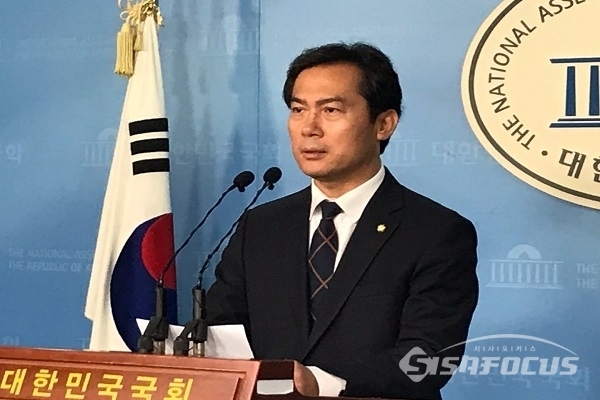 [시사포커스 / 백대호 기자] 자유한국당 김영우 의원이 4일 오전 국회 정론관에서 내년 총선 불출마 선언 기자회견을 하고 있다.