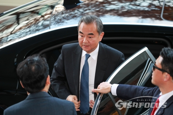 왕이 중국 외교부장이 외교부 청사에 도착해 차에서 내리고 있다.