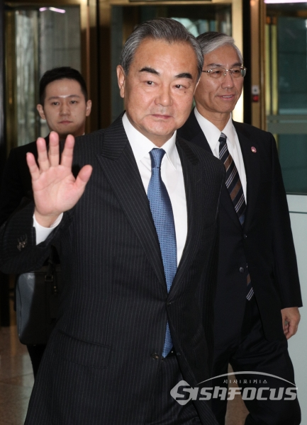 왕이 중국 외교부장이 외교부 청사에 도착해 들어서고 있다.