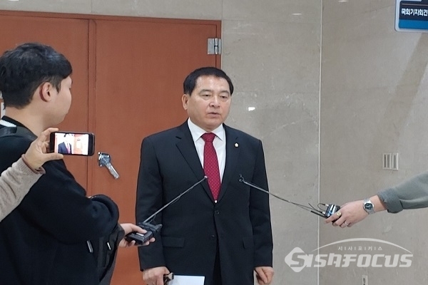 [시사포커스 / 이민준 기자] 자유한국당 심재철 의원이 5일 오전 국회 정론관에서 원내대표 출마 선언하는 기자회견을 하고 있다.