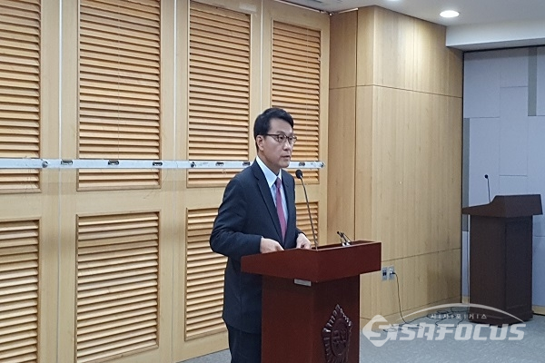 원내대표 출마 선언 기자회견을 하는 윤상현 의원. 사진 / 박상민 기자