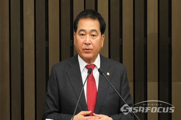 심재철 의원이 신임 원내대표로 당선되어 소감을 밝히고 있다. 사진 / 박상민 기자