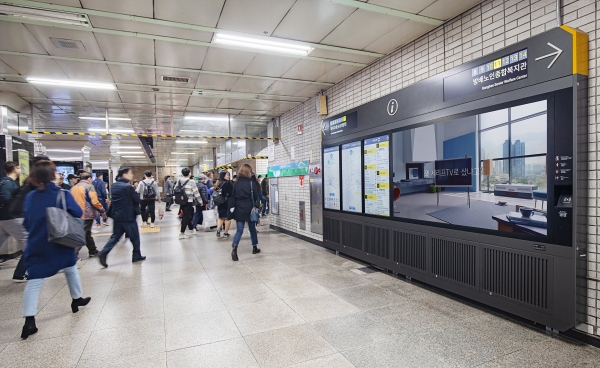 서울 지하철 2, 4호선 사당역에 설치된 삼성 스마트 사이니지 종합 안내도 모습. ⓒ삼성전자