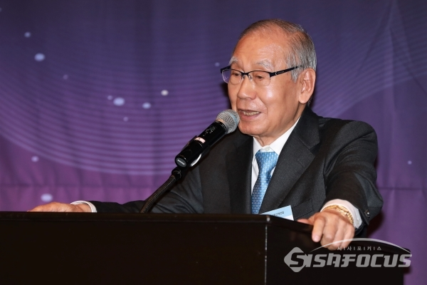 김진현 전 과학기술처 장관이 올해의 인물 시상식에서 축사를 하고 있다. [사진 / 오훈 기자]