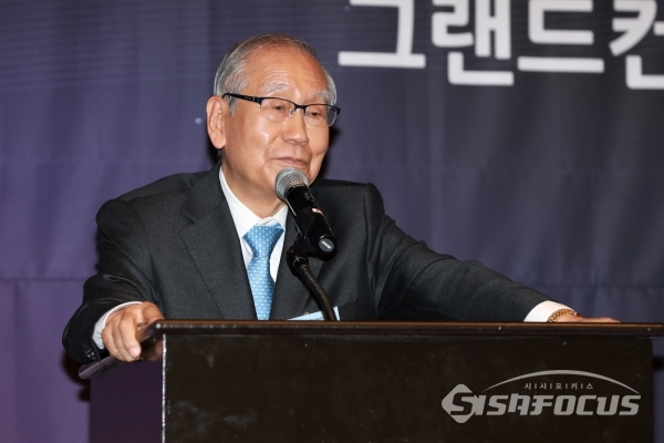 김진현 전 과학기술처 장관이 올해의 인물 시상식에서 축사를 하고 있다. [사진 / 오훈 기자]