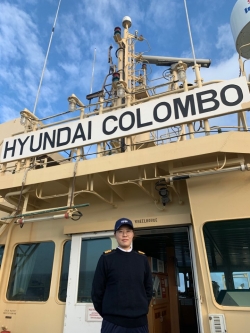 고해연 ‘현대 콜롬보(HYUNDAI COLOMBO)’호 기관장이 브릿지에서 포즈를 취하고 있다. ⓒ현대상선
