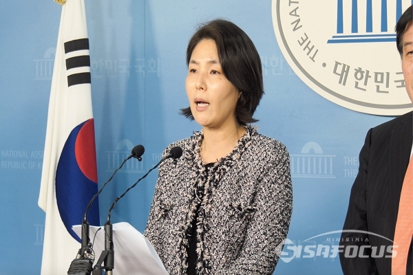 전희경 한국당 대변인이 국회 정론관에서 기자회견을 하고 있다. 사진 / 백대호 기자