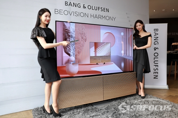 모델들이 뱅앤올룹슨의 신개념 OLED TV '베오비전 하모니'를 선보이고 있다. [사진 / 오훈 기자]