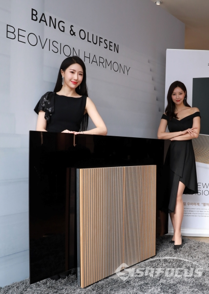 모델들이 뱅앤올룹슨의 신개념 OLED TV '베오비전 하모니'를 선보이고 있다. [사진 / 오훈 기자]