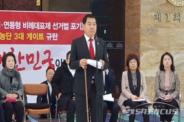 [시사포커스 / 박상민 기자] 자유한국당 심재철 원내대표가 국회(본관 로텐더홀)에서 발언하고 있다.