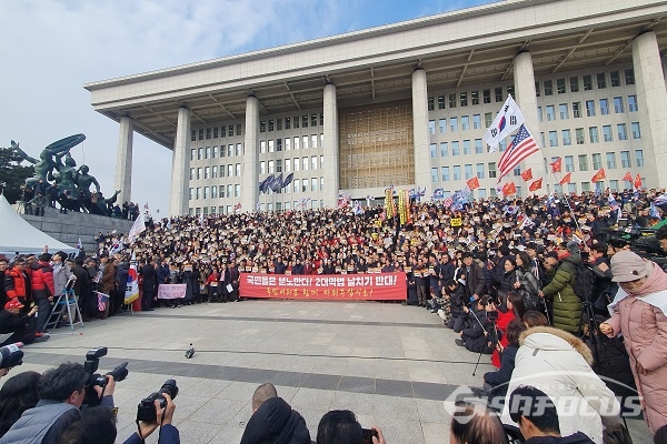 자유한국당 16일 오전 국회 본관 계단 앞에서 공수처법 선거법 날치기 규탄대회. 사진 / 박상민 기자