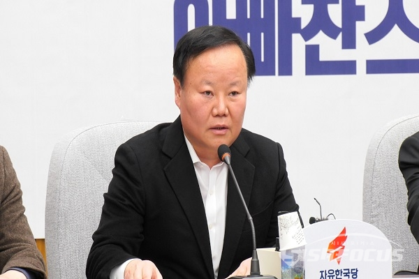 [시사포커스 / 박상민 기자] 자유한국당 김재원 정책위의장이 17일 오전 국회에서 열린 원내대책회의에서 발언하고 있다.