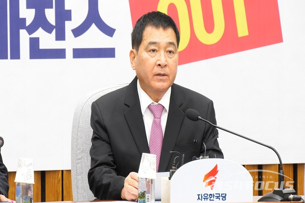 [시사포커스 / 박상민 기자] 자유한국당 심재철 원내대표가 17일 오전 국회에서 열린 원내대책회의에서 발언하고 있다.