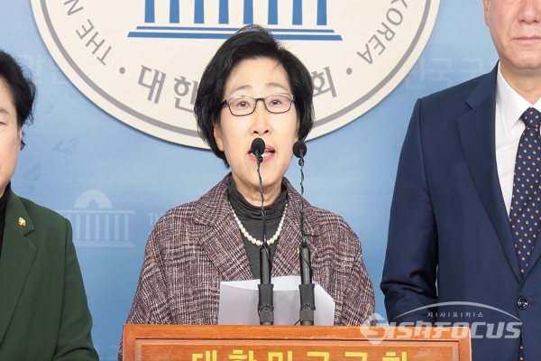 기자회견에서 발하는 김삼화 의원. 사진 / 백대호 기자