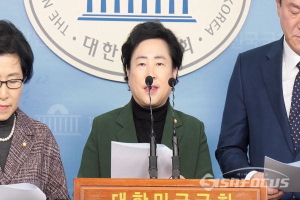 정론관 기자회견에서 발언하는 신용현 의원. 사진 / 백대호 기자