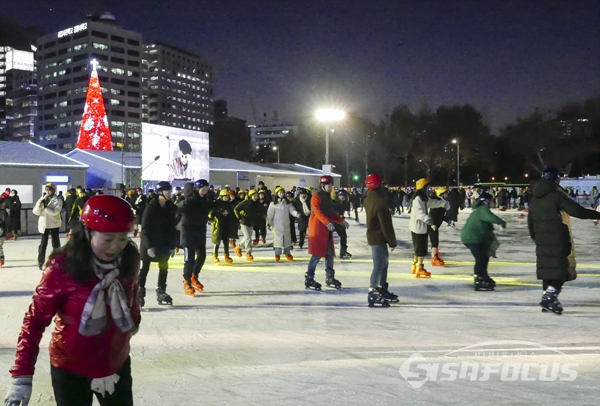 20일 개장한 서울광장 스케이트장에서 젊은이들이 스케이트를 즐기는 모습.  사진/강종민 기자
