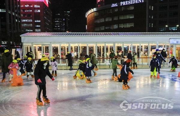 별도로 마련된 어린이 전용 스케이트장에서 어린이들이 스케이트를 즐기는 모습. 사진/강종민 기자